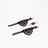 Черные кожаные наручники с клепками, кольцами и золотистой фурнитурой - Crazy Handmade - купить с доставкой в Волгодонске